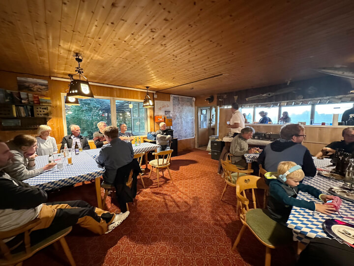 Gemütliches Beisammensitzen im Clubheim der SFG nach einem vorzüglichen Abendessen