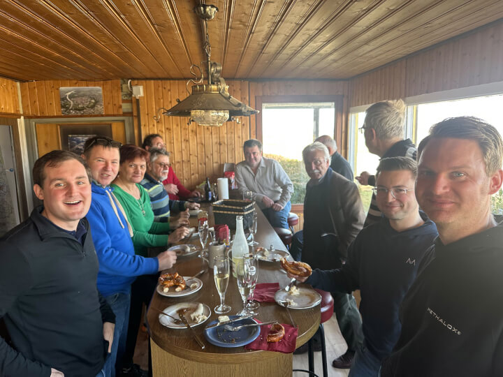 Gemeinsames Weißwurstfrühstück in ETSI zum Start der Saison